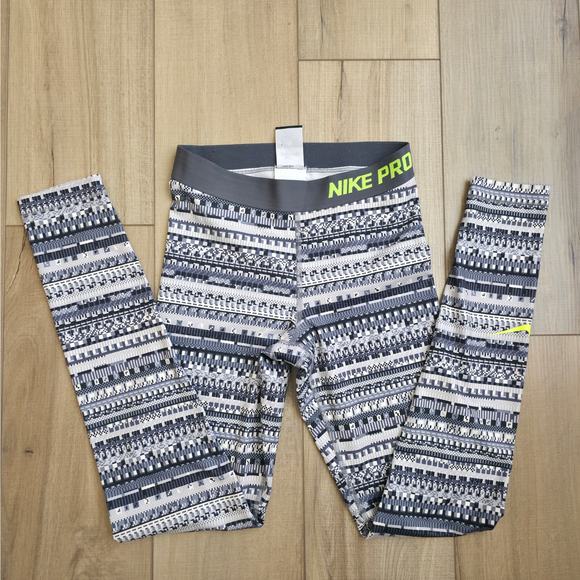Nike Pro Striped 8 Bit Fair Isle Black/White Workout Tights Women Sz S 683717 - Picture 2 of 9